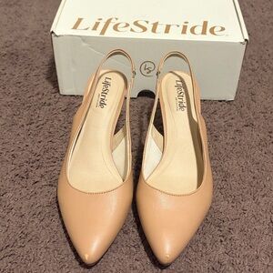 Life Stride Annalise Tan Smooth Heels size 8.5 M
GUC *Plenty of life left!